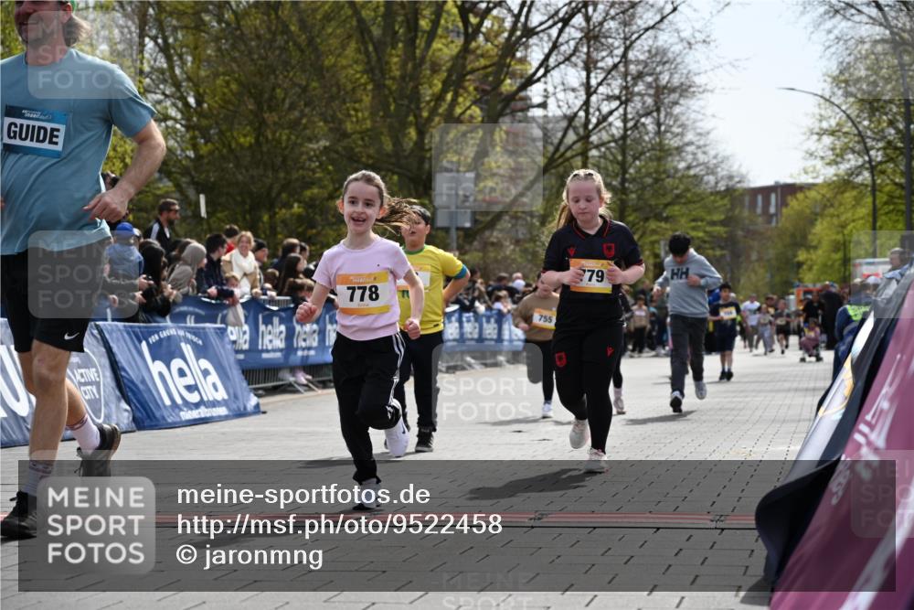 12.04.2026 - 45. Internationalen Wilhelmsburger Insellauf J. Mangold http://msf.ph/oto/9522458 12.04.2026 14:22:49 Ziel 780, 743, 778, 779, 68, 757, 755 meine-sportfotos.de