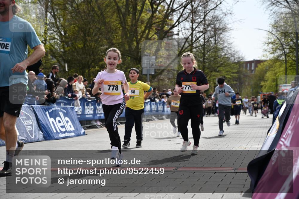 12.04.2026 - 45. Internationalen Wilhelmsburger Insellauf J. Mangold http://msf.ph/oto/9522459 12.04.2026 14:22:49 Ziel 780, 743, 778, 779, 68, 757, 755 meine-sportfotos.de