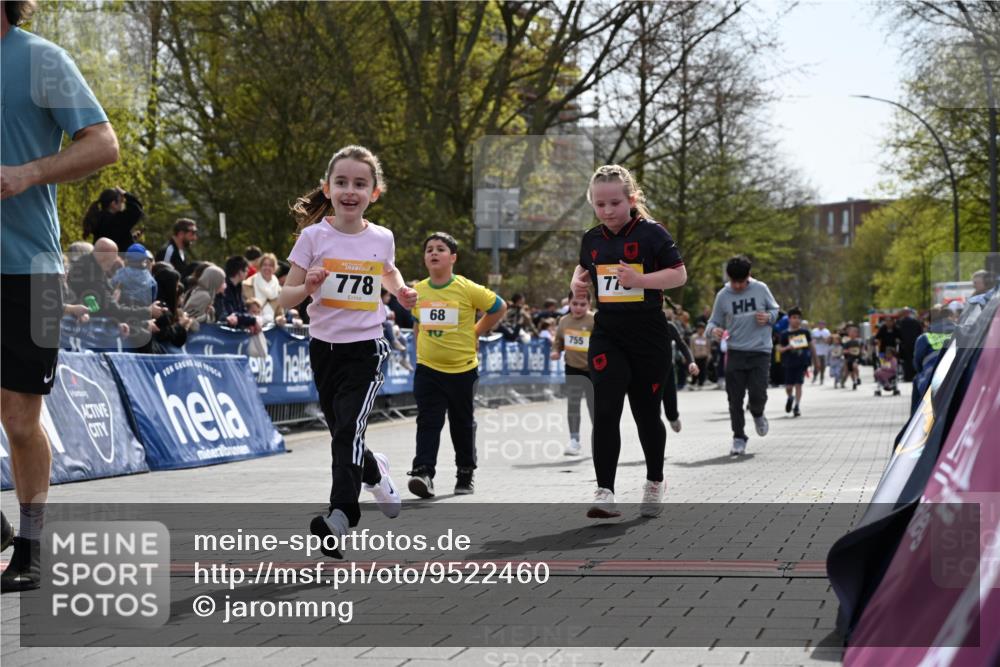 12.04.2026 - 45. Internationalen Wilhelmsburger Insellauf J. Mangold http://msf.ph/oto/9522460 12.04.2026 14:22:49 Ziel 780, 743, 778, 779, 68, 757, 755 meine-sportfotos.de