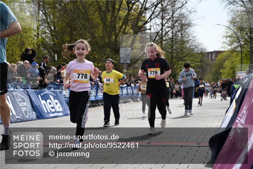 12.04.2026 - 45. Internationalen Wilhelmsburger Insellauf J. Mangold http://msf.ph/oto/9522461 12.04.2026 14:22:49 Ziel 780, 743, 778, 779, 68, 757, 755 meine-sportfotos.de