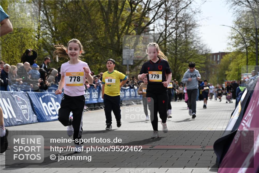 12.04.2026 - 45. Internationalen Wilhelmsburger Insellauf J. Mangold http://msf.ph/oto/9522462 12.04.2026 14:22:49 Ziel 780, 743, 778, 779, 68, 757, 755 meine-sportfotos.de