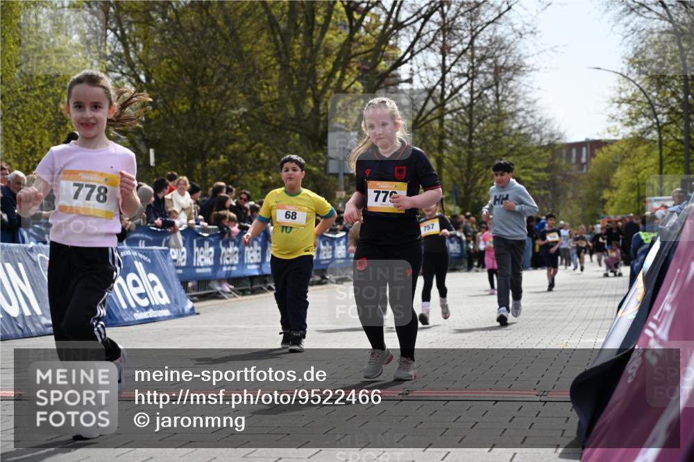 12.04.2026 - 45. Internationalen Wilhelmsburger Insellauf J. Mangold http://msf.ph/oto/9522466 12.04.2026 14:22:49 Ziel 780, 743, 778, 779, 68, 757, 755 meine-sportfotos.de