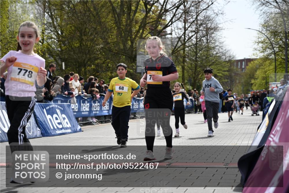 12.04.2026 - 45. Internationalen Wilhelmsburger Insellauf J. Mangold http://msf.ph/oto/9522467 12.04.2026 14:22:49 Ziel 780, 743, 778, 779, 68, 757, 755 meine-sportfotos.de