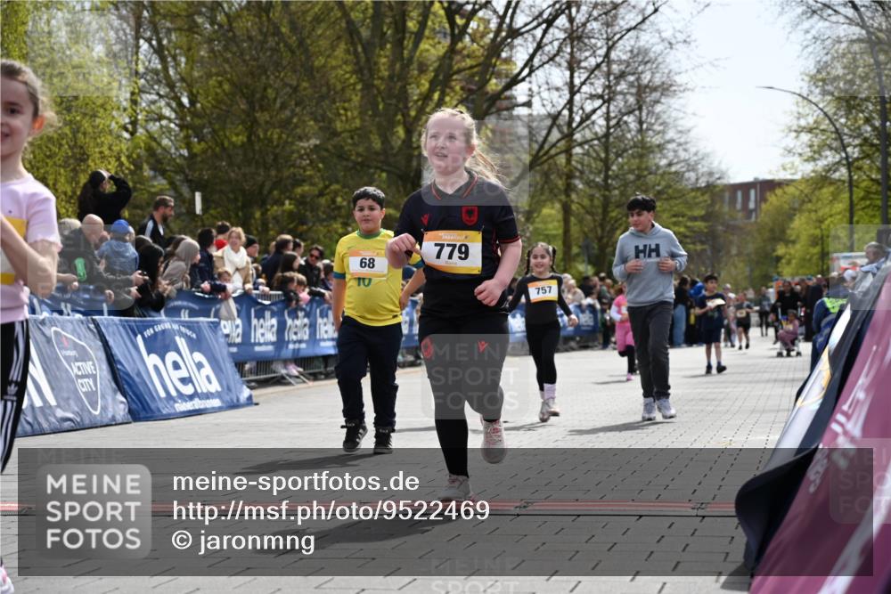 12.04.2026 - 45. Internationalen Wilhelmsburger Insellauf J. Mangold http://msf.ph/oto/9522469 12.04.2026 14:22:50 Ziel 780, 743, 778, 779, 68, 757, 755, 765 meine-sportfotos.de