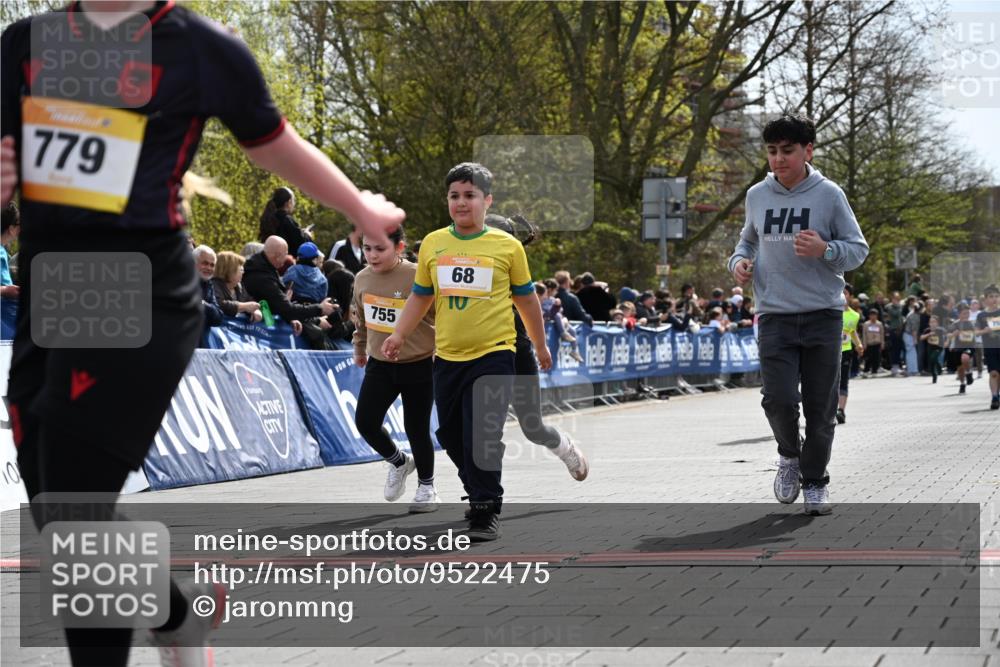 12.04.2026 - 45. Internationalen Wilhelmsburger Insellauf J. Mangold http://msf.ph/oto/9522475 12.04.2026 14:22:51 Ziel 780, 743, 778, 779, 68, 757, 755, 765, 569 meine-sportfotos.de