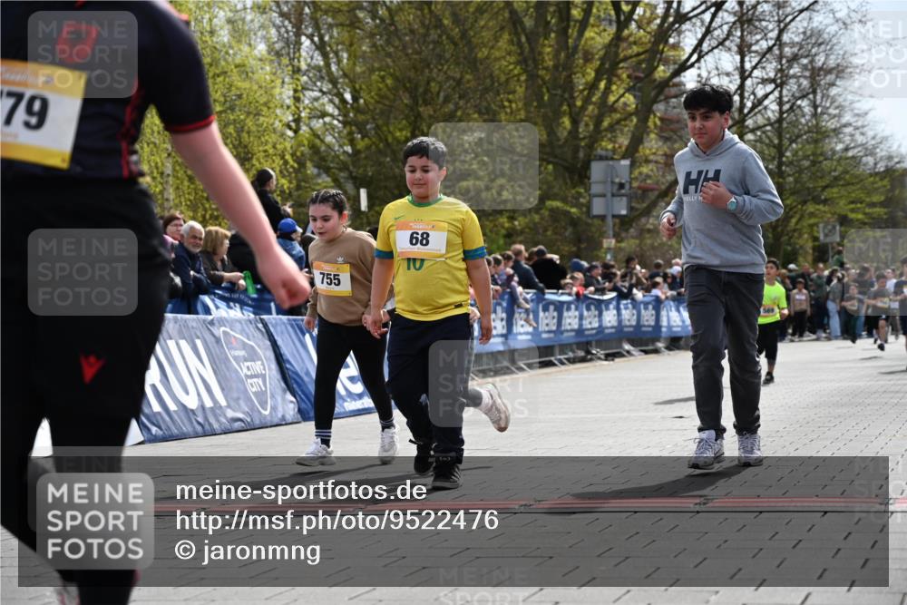 12.04.2026 - 45. Internationalen Wilhelmsburger Insellauf J. Mangold http://msf.ph/oto/9522476 12.04.2026 14:22:51 Ziel 780, 743, 778, 779, 68, 757, 755, 765, 569 meine-sportfotos.de