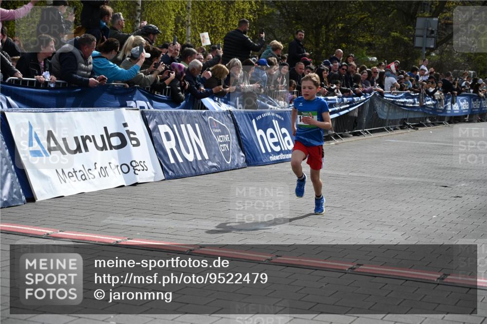 12.04.2026 - 45. Internationalen Wilhelmsburger Insellauf J. Mangold http://msf.ph/oto/9522479 12.04.2026 14:33:19 Ziel 1701 meine-sportfotos.de