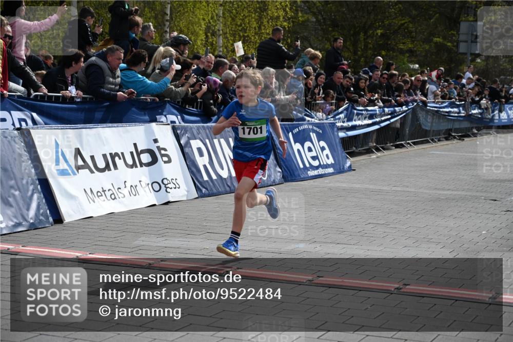 12.04.2026 - 45. Internationalen Wilhelmsburger Insellauf J. Mangold http://msf.ph/oto/9522484 12.04.2026 14:33:20 Ziel 1701 meine-sportfotos.de