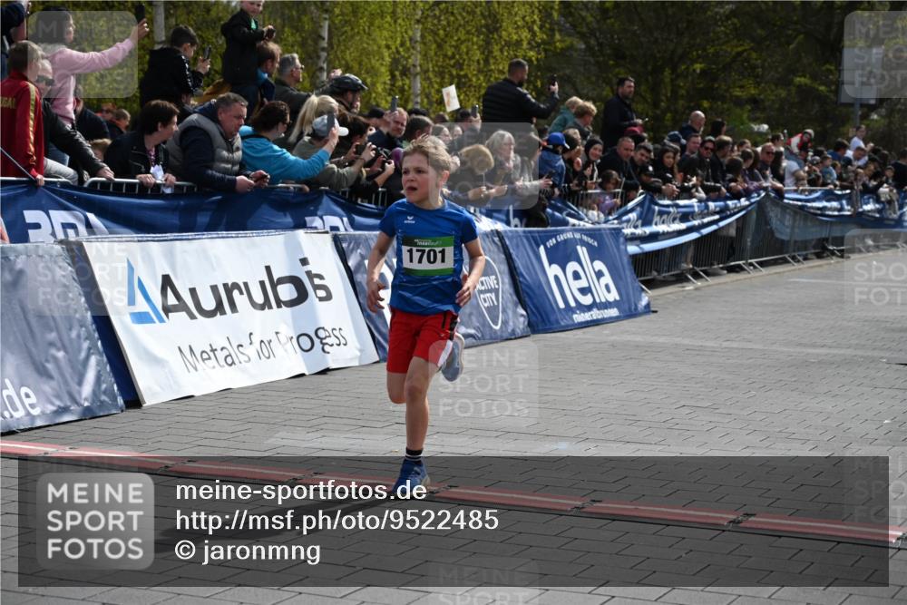 12.04.2026 - 45. Internationalen Wilhelmsburger Insellauf J. Mangold http://msf.ph/oto/9522485 12.04.2026 14:33:20 Ziel 1701 meine-sportfotos.de