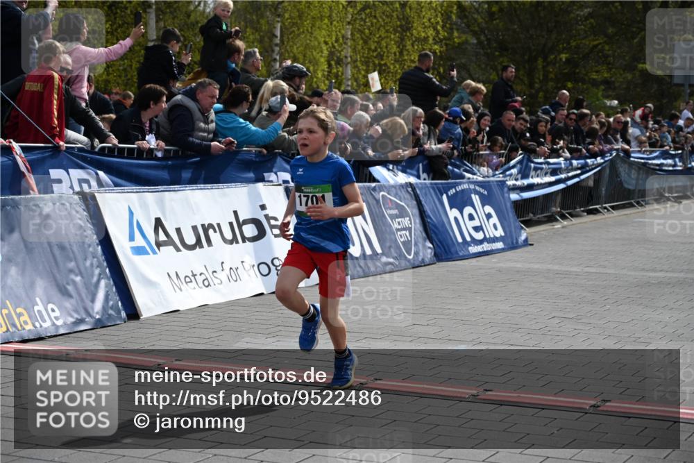 12.04.2026 - 45. Internationalen Wilhelmsburger Insellauf J. Mangold http://msf.ph/oto/9522486 12.04.2026 14:33:20 Ziel 1701 meine-sportfotos.de