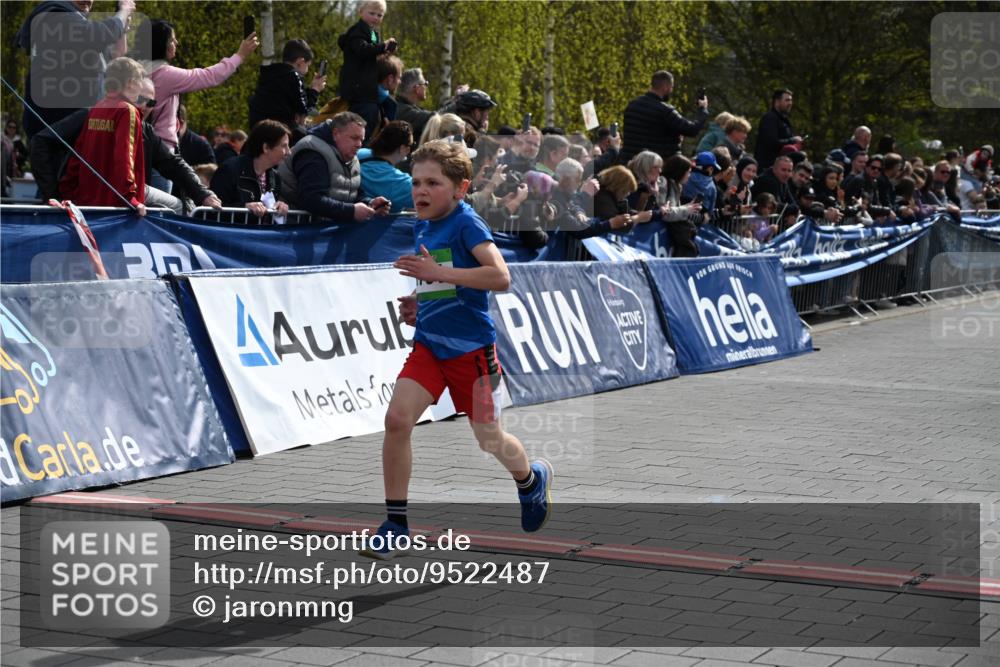 12.04.2026 - 45. Internationalen Wilhelmsburger Insellauf J. Mangold http://msf.ph/oto/9522487 12.04.2026 14:33:20 Ziel 1701 meine-sportfotos.de