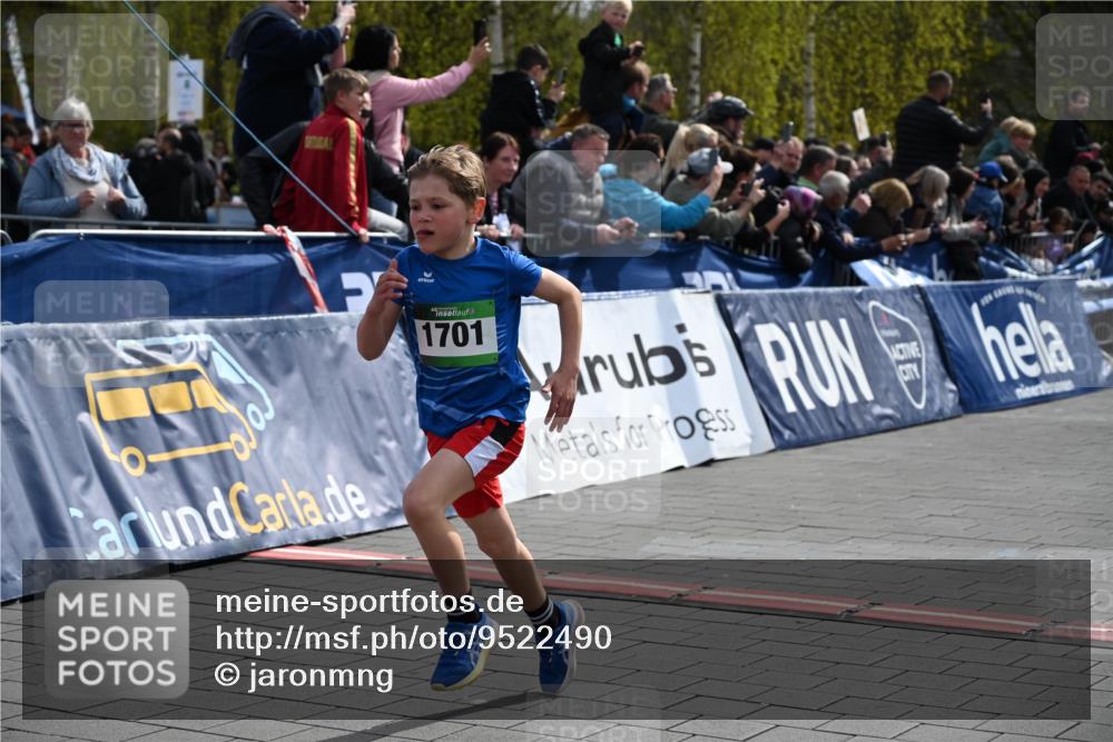 12.04.2026 - 45. Internationalen Wilhelmsburger Insellauf J. Mangold http://msf.ph/oto/9522490 12.04.2026 14:33:20 Ziel 1701 meine-sportfotos.de