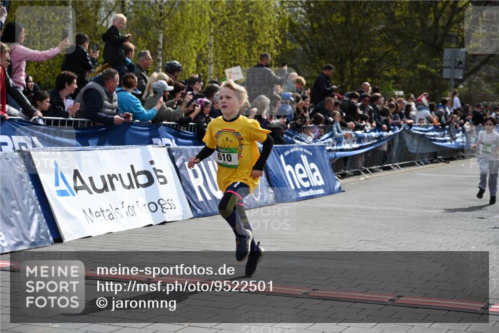 12.04.2026 - 45. Internationalen Wilhelmsburger Insellauf J. Mangold http://msf.ph/oto/9522501 12.04.2026 14:33:41 Ziel 610, 72, 671 meine-sportfotos.de