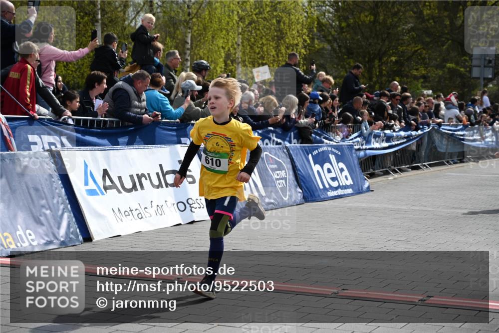 12.04.2026 - 45. Internationalen Wilhelmsburger Insellauf J. Mangold http://msf.ph/oto/9522503 12.04.2026 14:33:41 Ziel 610, 72, 671 meine-sportfotos.de