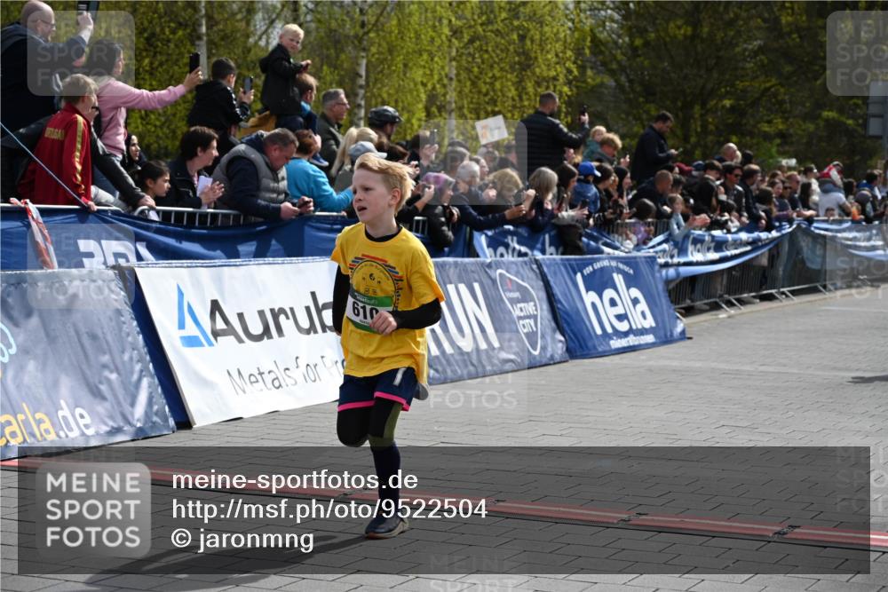 12.04.2026 - 45. Internationalen Wilhelmsburger Insellauf J. Mangold http://msf.ph/oto/9522504 12.04.2026 14:33:41 Ziel 610, 72, 671 meine-sportfotos.de