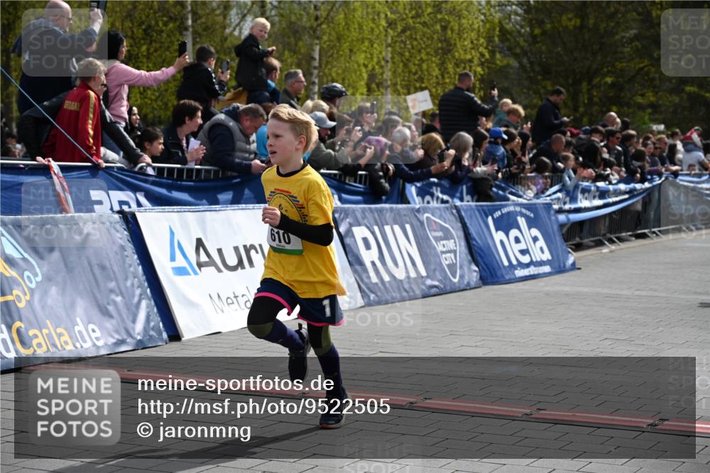 12.04.2026 - 45. Internationalen Wilhelmsburger Insellauf J. Mangold http://msf.ph/oto/9522505 12.04.2026 14:33:42 Ziel 610, 72, 671 meine-sportfotos.de