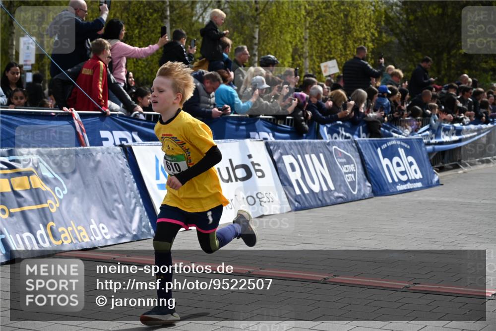 12.04.2026 - 45. Internationalen Wilhelmsburger Insellauf J. Mangold http://msf.ph/oto/9522507 12.04.2026 14:33:42 Ziel 610, 72, 671 meine-sportfotos.de