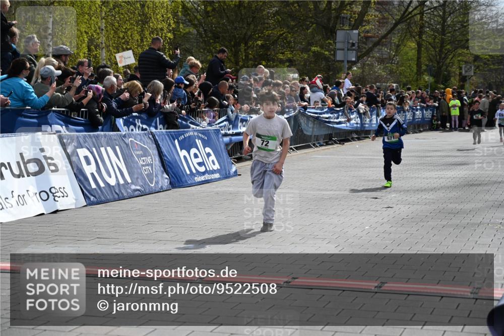 12.04.2026 - 45. Internationalen Wilhelmsburger Insellauf J. Mangold http://msf.ph/oto/9522508 12.04.2026 14:33:43 Ziel 610, 72, 671 meine-sportfotos.de