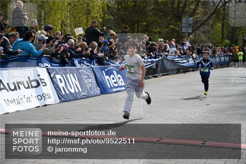 12.04.2026 - 45. Internationalen Wilhelmsburger Insellauf J. Mangold http://msf.ph/oto/9522511 12.04.2026 14:33:43 Ziel 610, 72, 671 meine-sportfotos.de