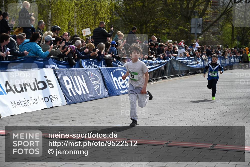 12.04.2026 - 45. Internationalen Wilhelmsburger Insellauf J. Mangold http://msf.ph/oto/9522512 12.04.2026 14:33:43 Ziel 610, 72, 671 meine-sportfotos.de
