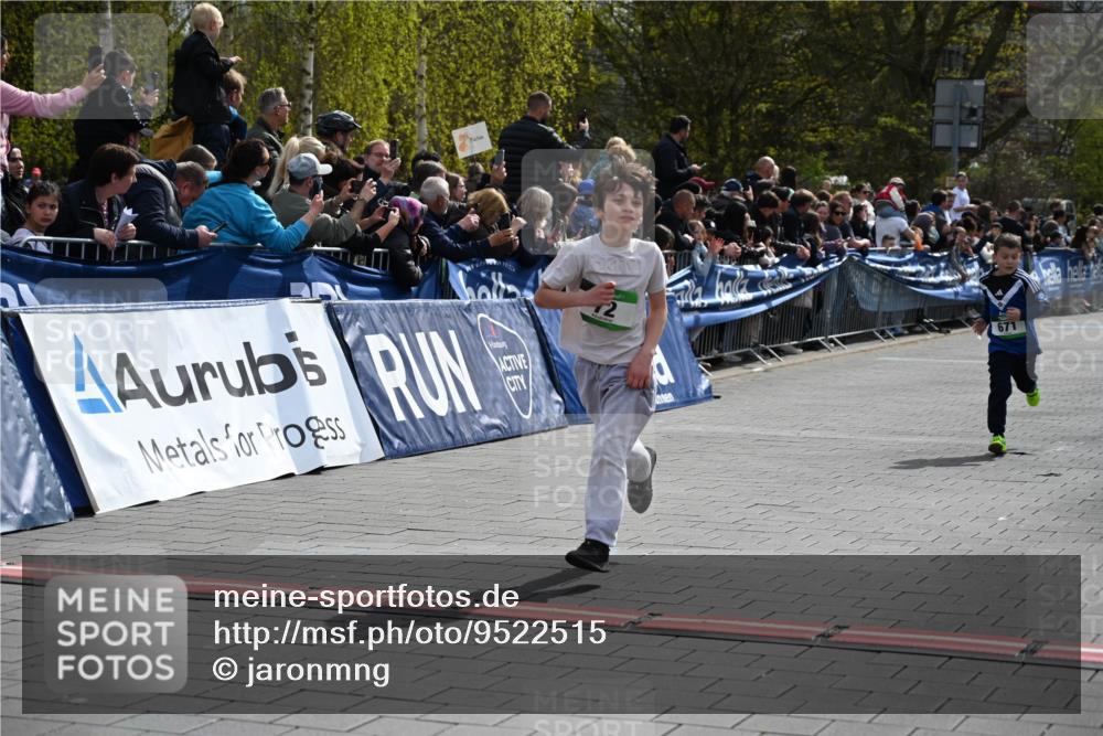 12.04.2026 - 45. Internationalen Wilhelmsburger Insellauf J. Mangold http://msf.ph/oto/9522515 12.04.2026 14:33:44 Ziel 610, 72, 671, 457 meine-sportfotos.de