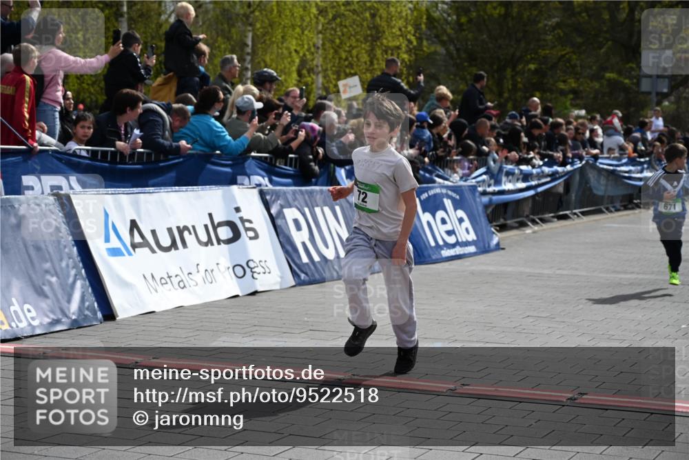12.04.2026 - 45. Internationalen Wilhelmsburger Insellauf J. Mangold http://msf.ph/oto/9522518 12.04.2026 14:33:44 Ziel 610, 72, 671, 457 meine-sportfotos.de