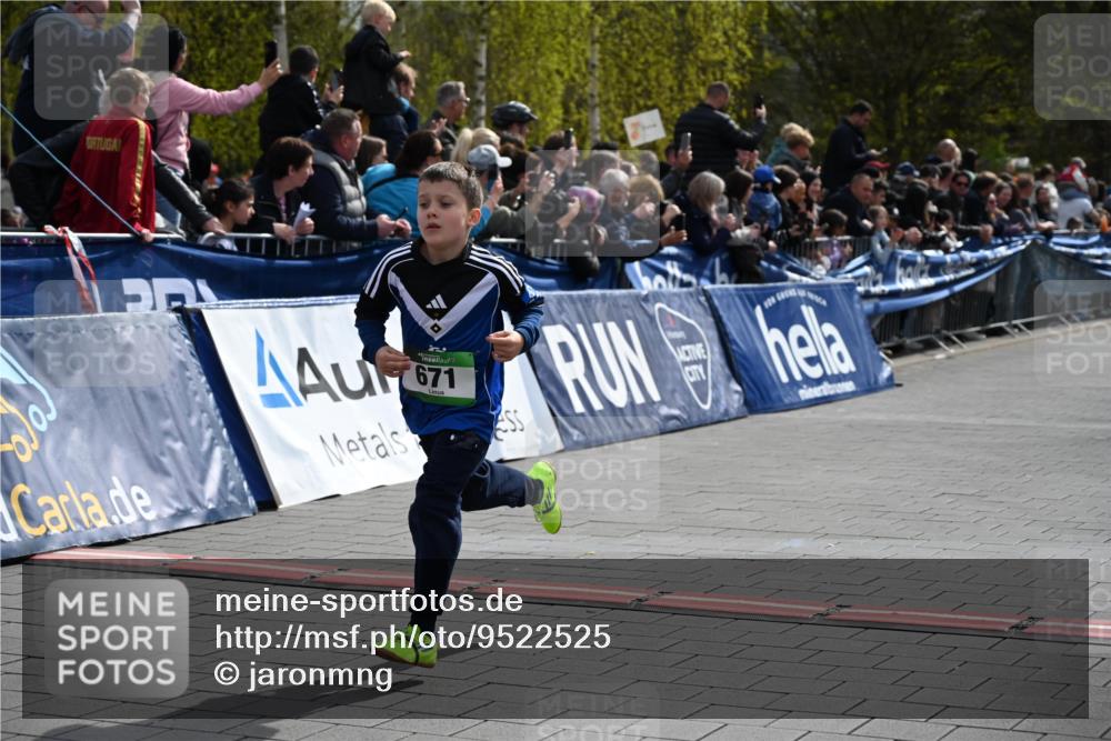 12.04.2026 - 45. Internationalen Wilhelmsburger Insellauf J. Mangold http://msf.ph/oto/9522525 12.04.2026 14:33:46 Ziel 72, 671, 457, 1714 meine-sportfotos.de