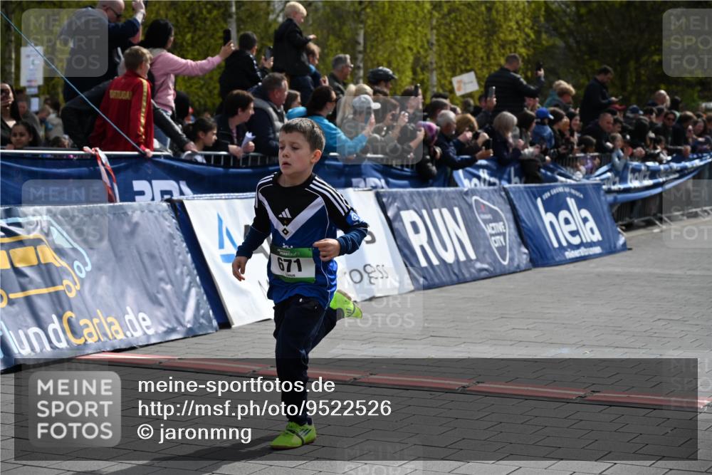 12.04.2026 - 45. Internationalen Wilhelmsburger Insellauf J. Mangold http://msf.ph/oto/9522526 12.04.2026 14:33:46 Ziel 72, 671, 457, 1714 meine-sportfotos.de
