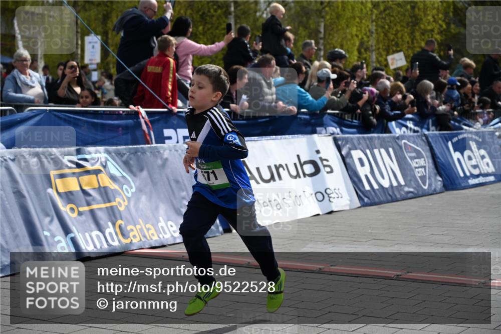 12.04.2026 - 45. Internationalen Wilhelmsburger Insellauf J. Mangold http://msf.ph/oto/9522528 12.04.2026 14:33:46 Ziel 72, 671, 457, 1714 meine-sportfotos.de