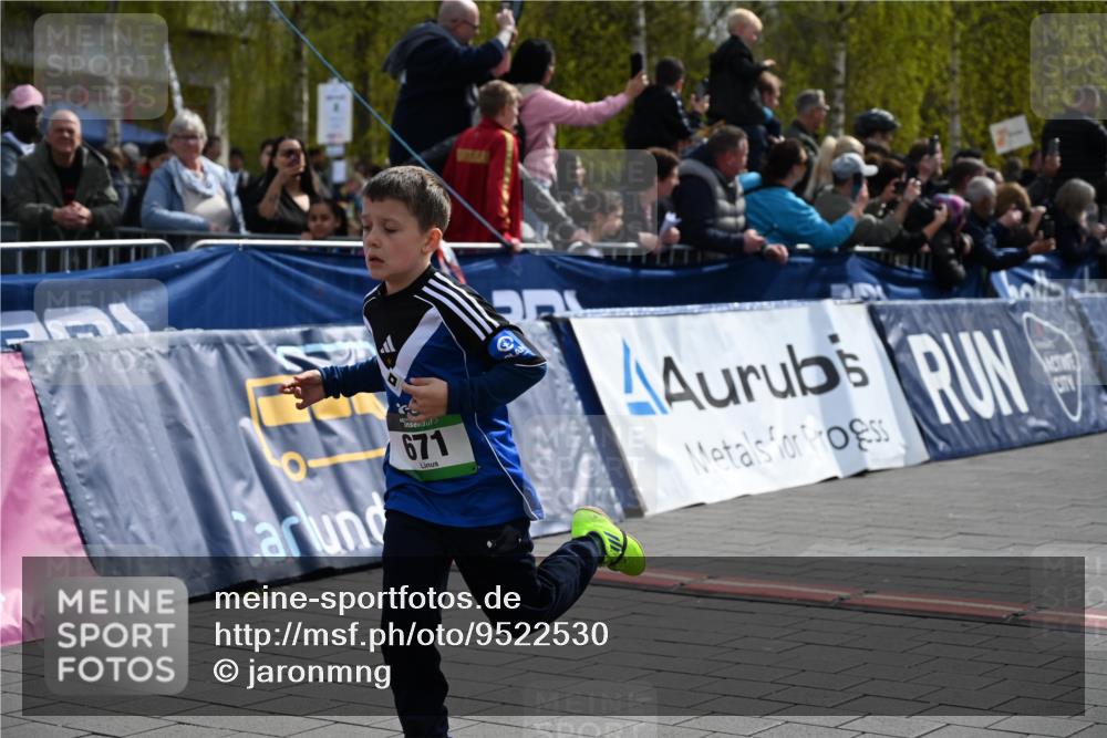12.04.2026 - 45. Internationalen Wilhelmsburger Insellauf J. Mangold http://msf.ph/oto/9522530 12.04.2026 14:33:46 Ziel 72, 671, 457, 1714 meine-sportfotos.de