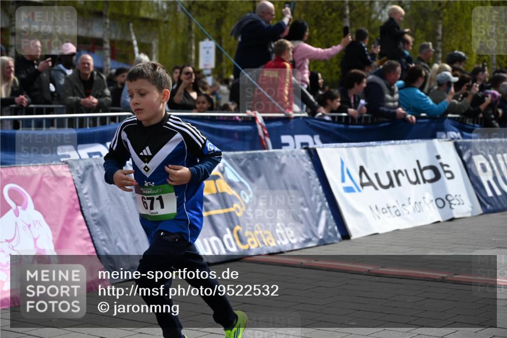 12.04.2026 - 45. Internationalen Wilhelmsburger Insellauf J. Mangold http://msf.ph/oto/9522532 12.04.2026 14:33:46 Ziel 72, 671, 457, 1714 meine-sportfotos.de