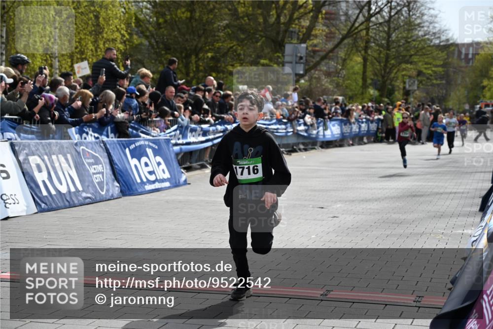 12.04.2026 - 45. Internationalen Wilhelmsburger Insellauf J. Mangold http://msf.ph/oto/9522542 12.04.2026 14:33:54 Ziel 1716, 1704 meine-sportfotos.de