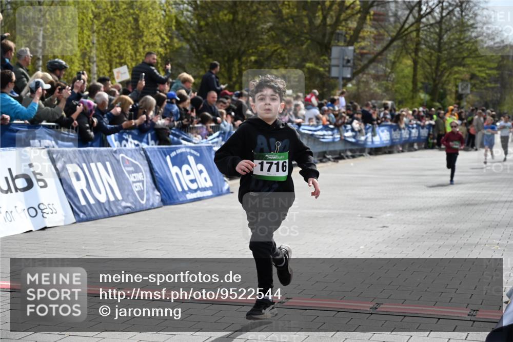 12.04.2026 - 45. Internationalen Wilhelmsburger Insellauf J. Mangold http://msf.ph/oto/9522544 12.04.2026 14:33:54 Ziel 1716, 1704 meine-sportfotos.de