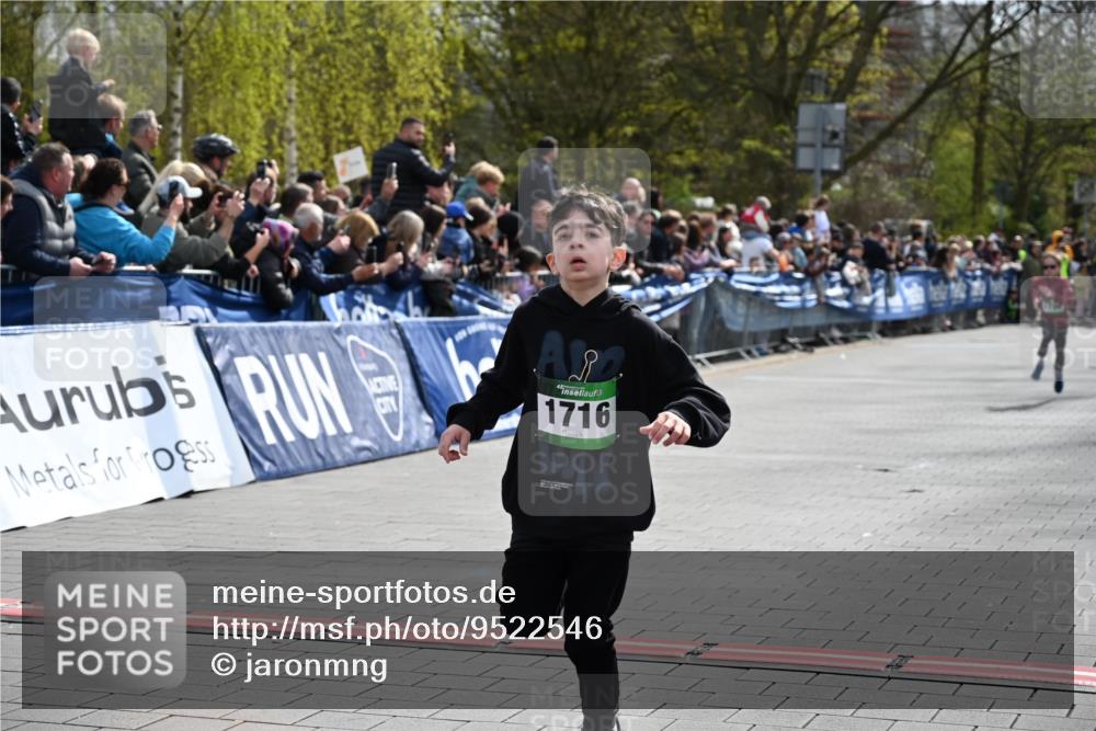 12.04.2026 - 45. Internationalen Wilhelmsburger Insellauf J. Mangold http://msf.ph/oto/9522546 12.04.2026 14:33:55 Ziel 1716, 1704 meine-sportfotos.de