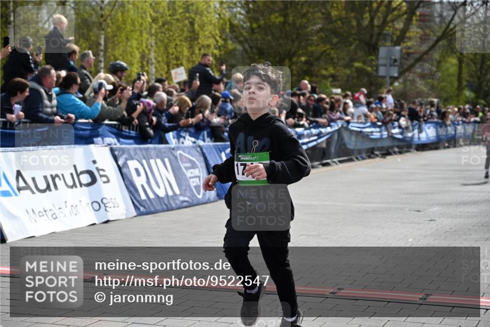 12.04.2026 - 45. Internationalen Wilhelmsburger Insellauf J. Mangold http://msf.ph/oto/9522547 12.04.2026 14:33:55 Ziel 1716, 1704 meine-sportfotos.de
