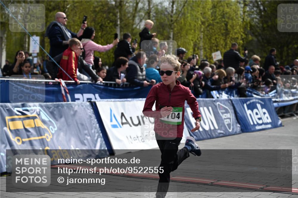 12.04.2026 - 45. Internationalen Wilhelmsburger Insellauf J. Mangold http://msf.ph/oto/9522555 12.04.2026 14:33:59 Ziel 1704, 669, 290, 120 meine-sportfotos.de