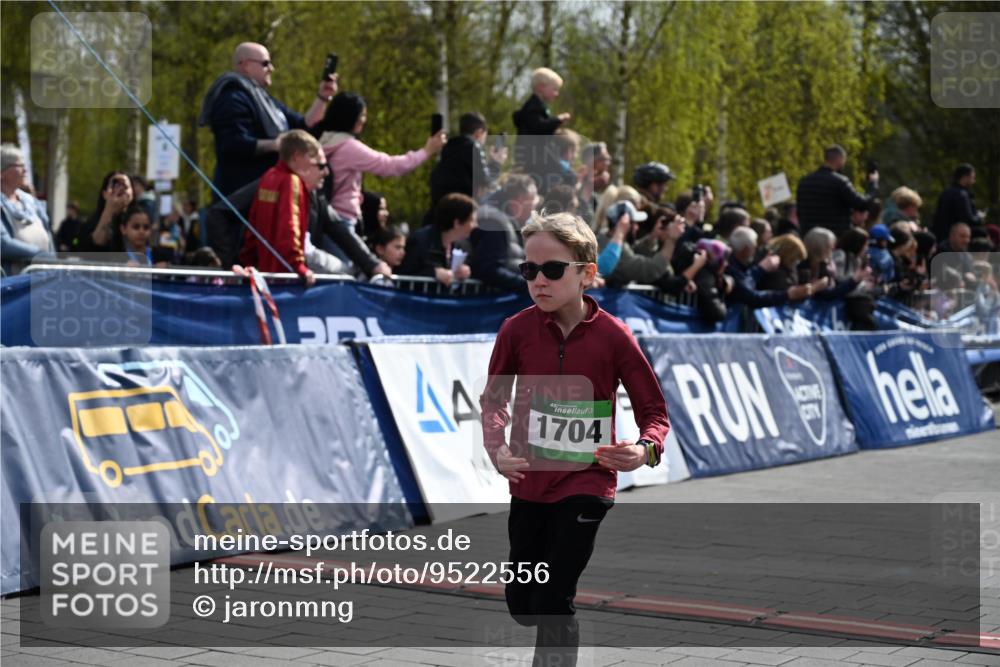 12.04.2026 - 45. Internationalen Wilhelmsburger Insellauf J. Mangold http://msf.ph/oto/9522556 12.04.2026 14:33:59 Ziel 1704, 669, 290, 120 meine-sportfotos.de