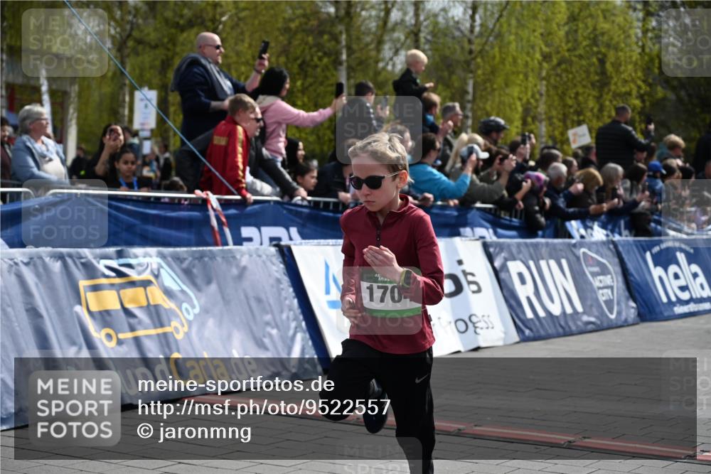 12.04.2026 - 45. Internationalen Wilhelmsburger Insellauf J. Mangold http://msf.ph/oto/9522557 12.04.2026 14:33:59 Ziel 1704, 669, 290, 120 meine-sportfotos.de