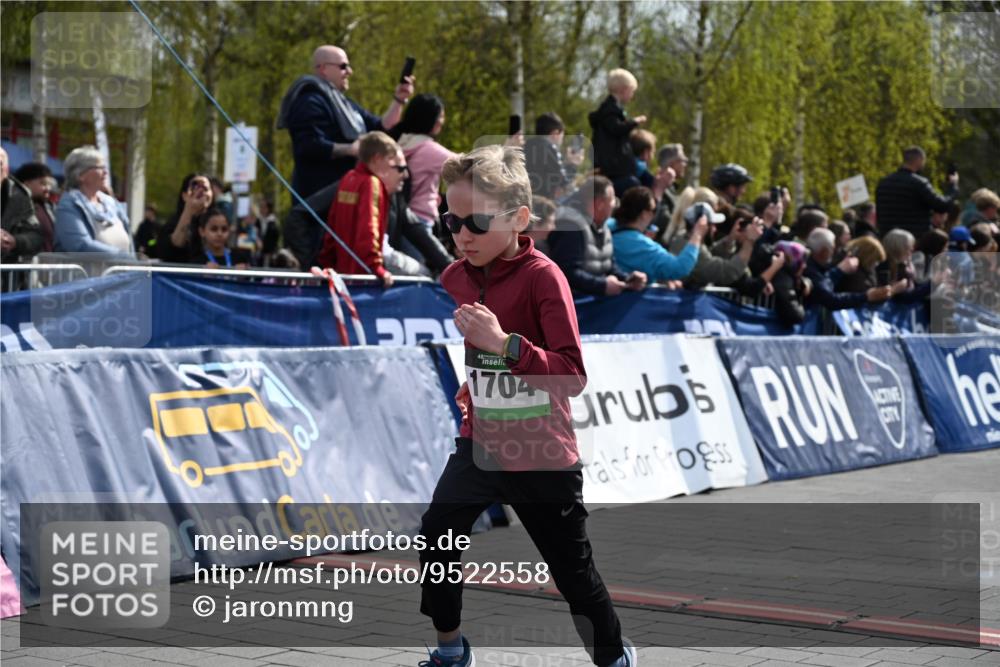 12.04.2026 - 45. Internationalen Wilhelmsburger Insellauf J. Mangold http://msf.ph/oto/9522558 12.04.2026 14:33:59 Ziel 1704, 669, 290, 120 meine-sportfotos.de