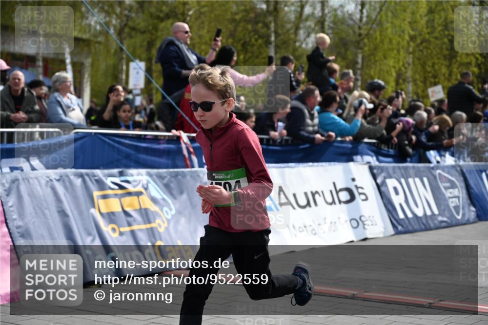 12.04.2026 - 45. Internationalen Wilhelmsburger Insellauf J. Mangold http://msf.ph/oto/9522559 12.04.2026 14:33:59 Ziel 1704, 669, 290, 120 meine-sportfotos.de