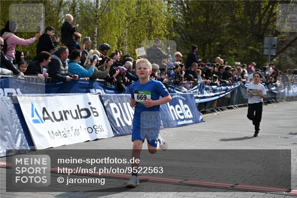 12.04.2026 - 45. Internationalen Wilhelmsburger Insellauf J. Mangold http://msf.ph/oto/9522563 12.04.2026 14:34:01 Ziel 1704, 669, 290, 120 meine-sportfotos.de