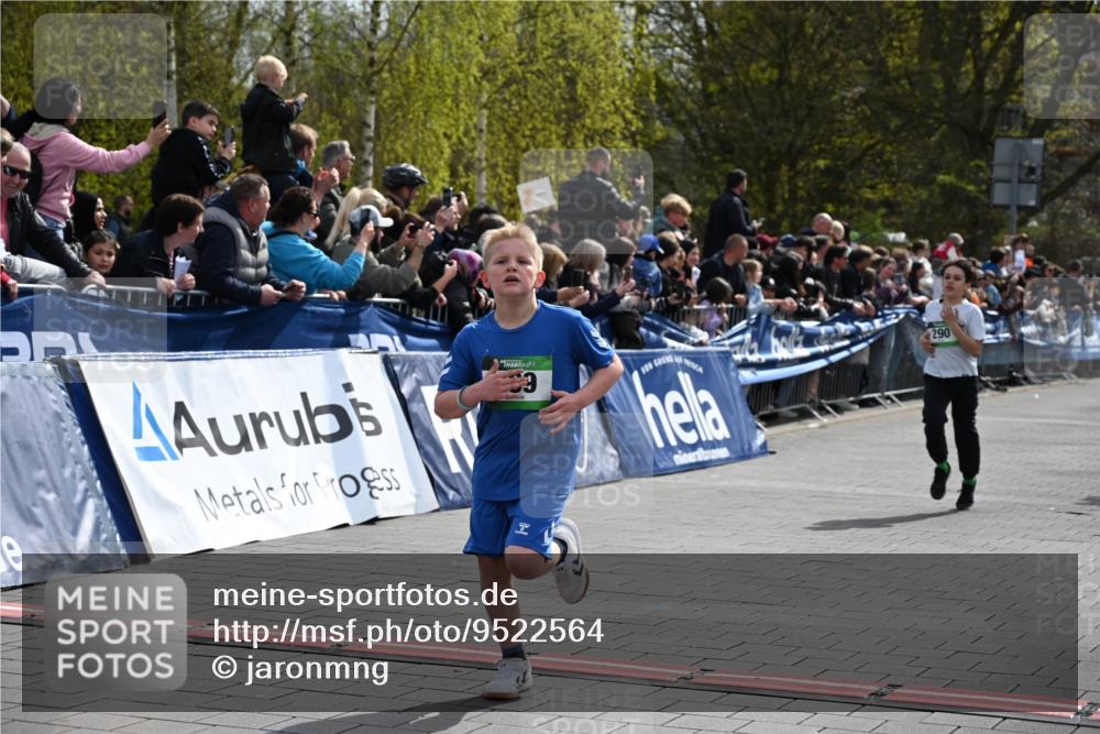 12.04.2026 - 45. Internationalen Wilhelmsburger Insellauf J. Mangold http://msf.ph/oto/9522564 12.04.2026 14:34:01 Ziel 1704, 669, 290, 120 meine-sportfotos.de