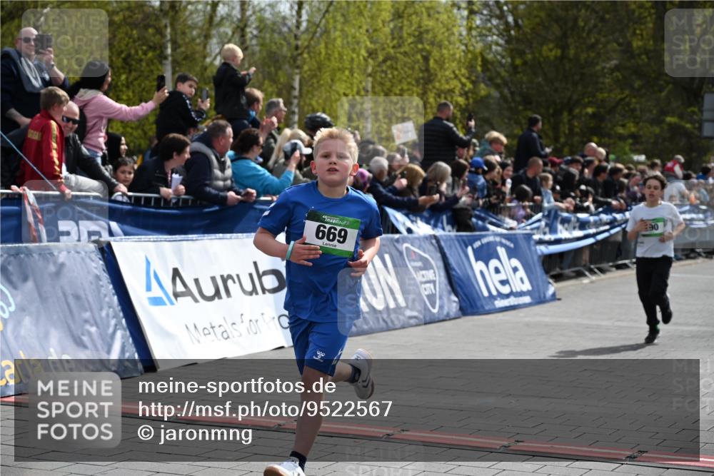 12.04.2026 - 45. Internationalen Wilhelmsburger Insellauf J. Mangold http://msf.ph/oto/9522567 12.04.2026 14:34:01 Ziel 1704, 669, 290, 120 meine-sportfotos.de