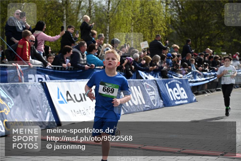 12.04.2026 - 45. Internationalen Wilhelmsburger Insellauf J. Mangold http://msf.ph/oto/9522568 12.04.2026 14:34:01 Ziel 1704, 669, 290, 120 meine-sportfotos.de