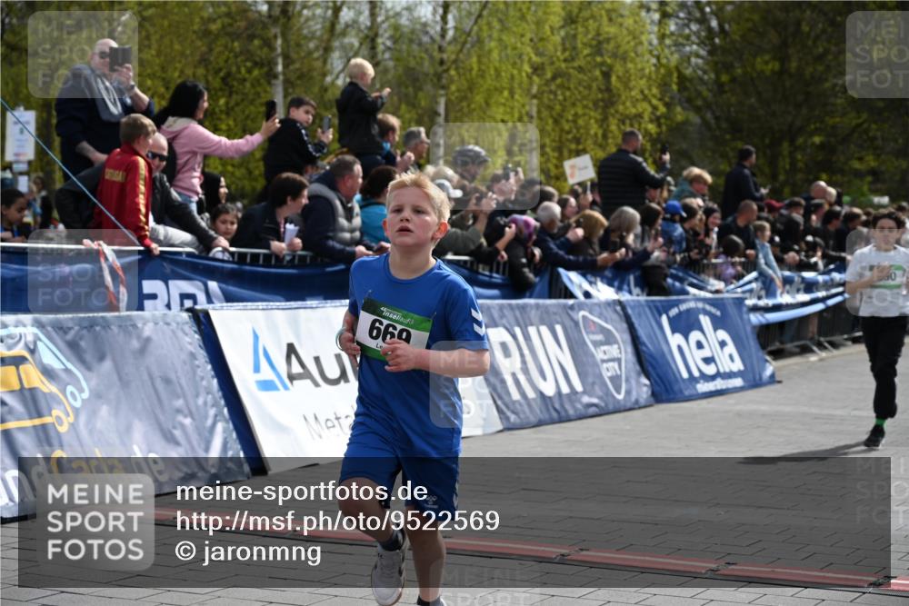 12.04.2026 - 45. Internationalen Wilhelmsburger Insellauf J. Mangold http://msf.ph/oto/9522569 12.04.2026 14:34:01 Ziel 1704, 669, 290, 120 meine-sportfotos.de