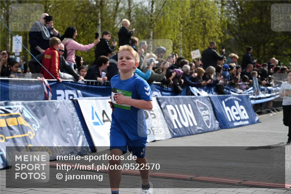 12.04.2026 - 45. Internationalen Wilhelmsburger Insellauf J. Mangold http://msf.ph/oto/9522570 12.04.2026 14:34:01 Ziel 1704, 669, 290, 120 meine-sportfotos.de