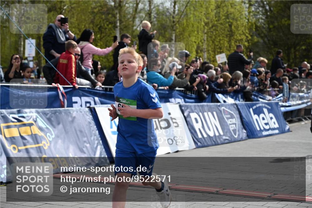 12.04.2026 - 45. Internationalen Wilhelmsburger Insellauf J. Mangold http://msf.ph/oto/9522571 12.04.2026 14:34:01 Ziel 1704, 669, 290, 120 meine-sportfotos.de