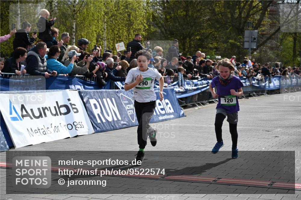 12.04.2026 - 45. Internationalen Wilhelmsburger Insellauf J. Mangold http://msf.ph/oto/9522574 12.04.2026 14:34:02 Ziel 1704, 669, 290, 120, 1065 meine-sportfotos.de