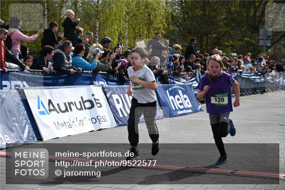12.04.2026 - 45. Internationalen Wilhelmsburger Insellauf J. Mangold http://msf.ph/oto/9522577 12.04.2026 14:34:03 Ziel 669, 290, 120, 1065, 89, 5 meine-sportfotos.de