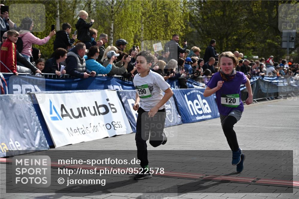 12.04.2026 - 45. Internationalen Wilhelmsburger Insellauf J. Mangold http://msf.ph/oto/9522578 12.04.2026 14:34:03 Ziel 669, 290, 120, 1065, 89, 5 meine-sportfotos.de